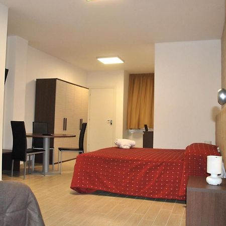 Piazza Dante Hotel Taranto Bagian luar foto
