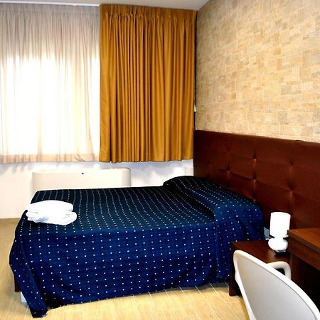 Piazza Dante Hotel Taranto Bagian luar foto