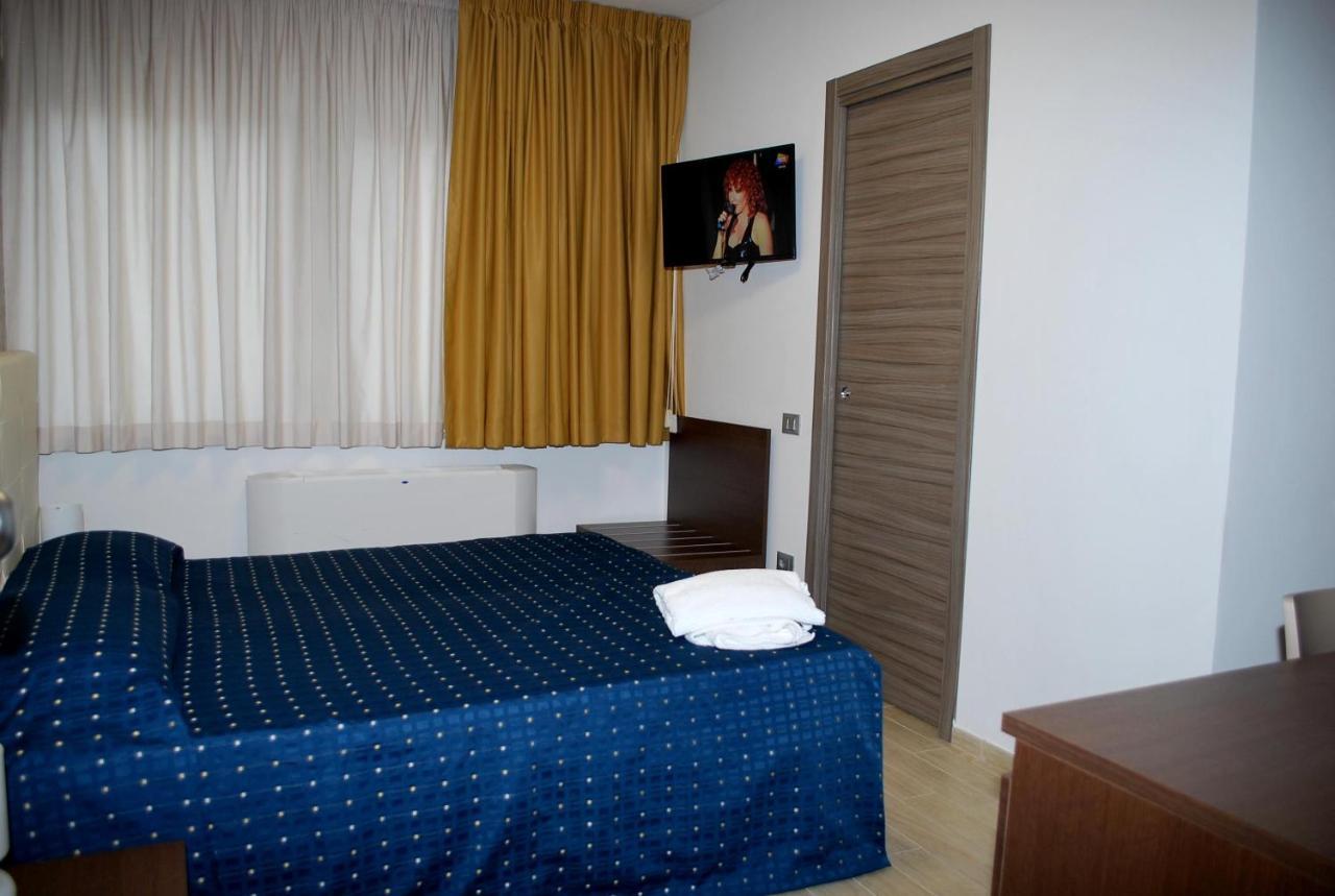 Piazza Dante Hotel Taranto Bagian luar foto