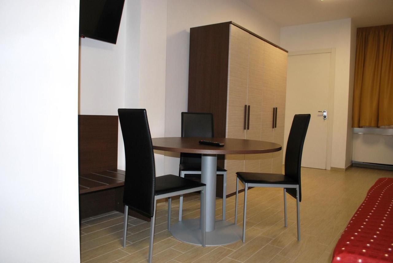 Piazza Dante Hotel Taranto Bagian luar foto