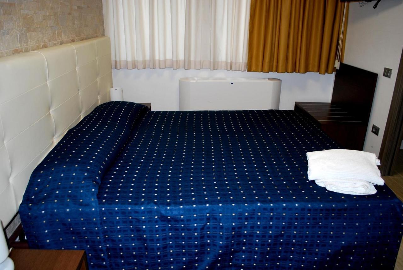 Piazza Dante Hotel Taranto Bagian luar foto