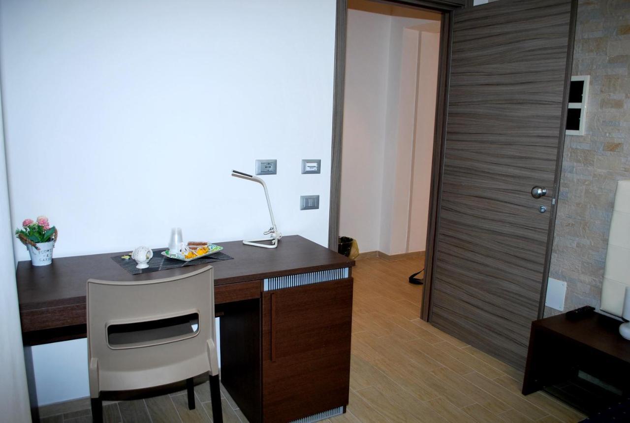 Piazza Dante Hotel Taranto Bagian luar foto
