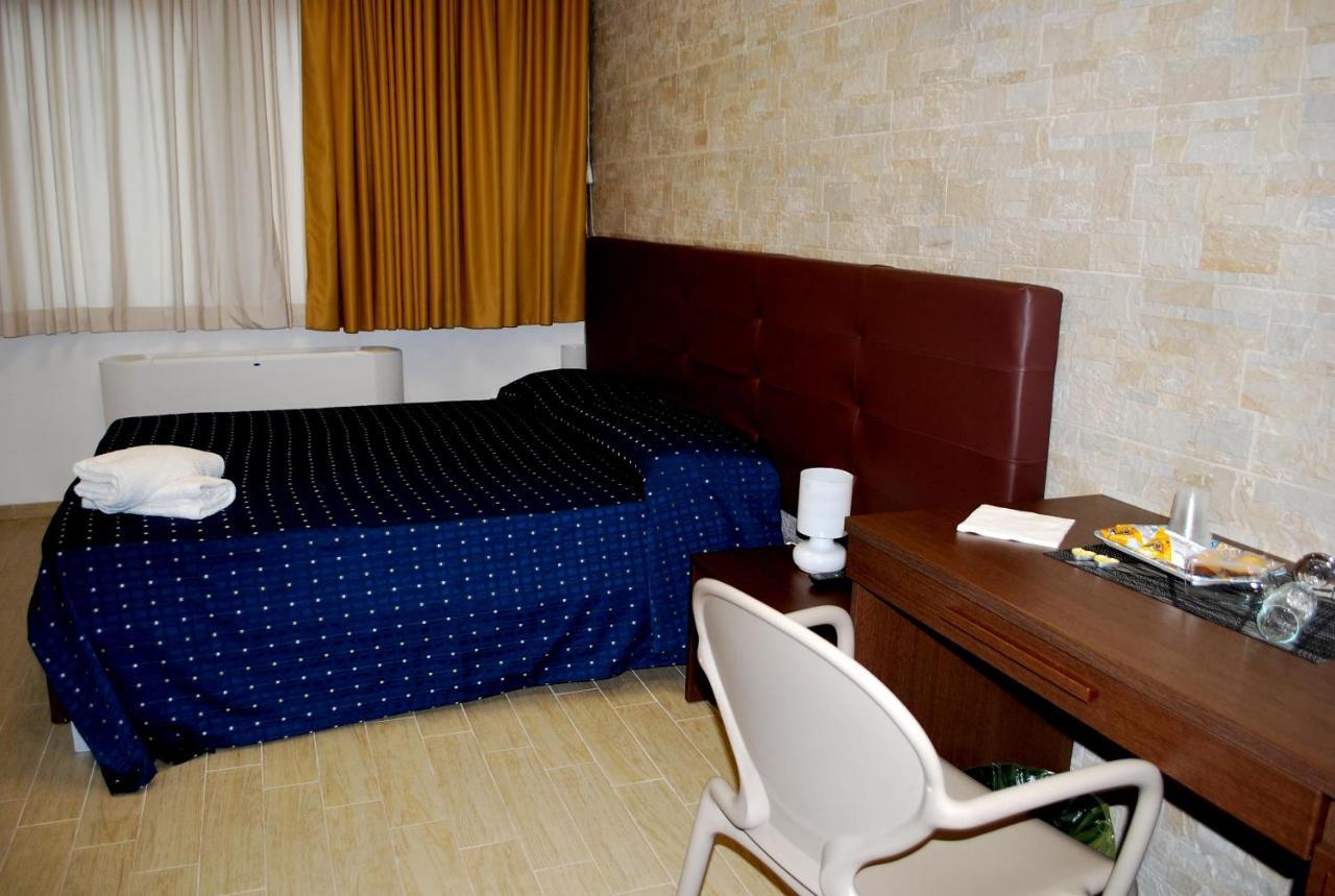 Piazza Dante Hotel Taranto Bagian luar foto