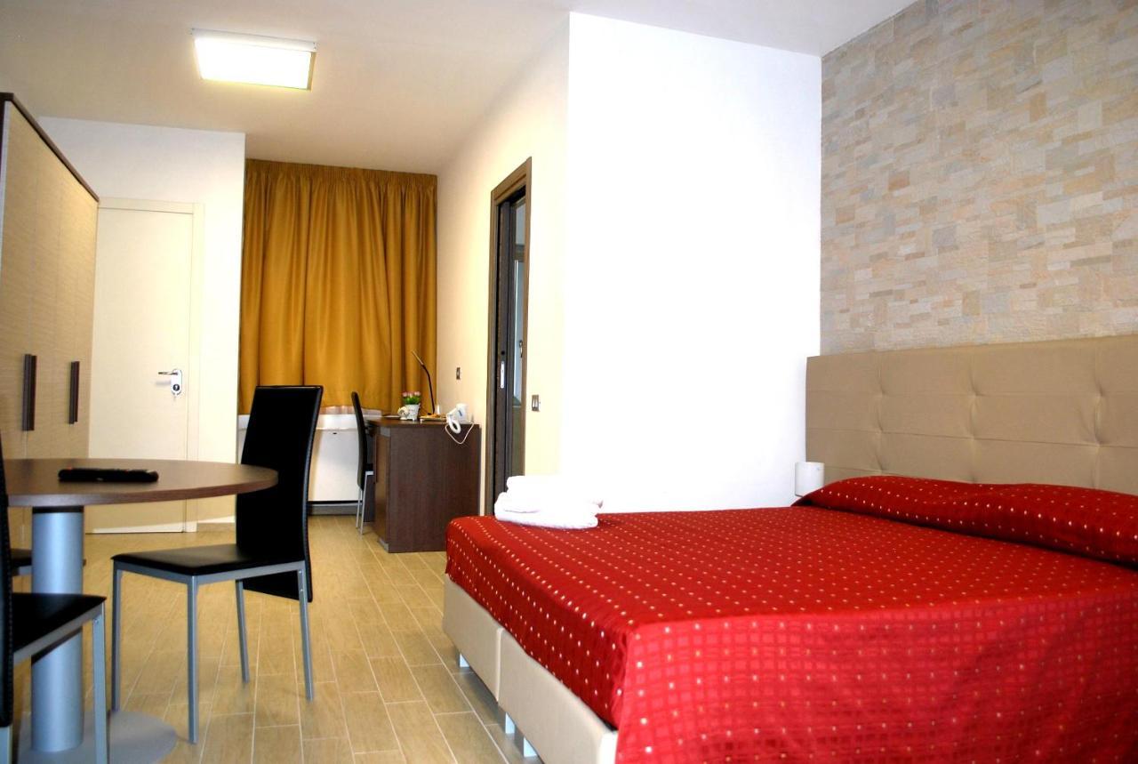 Piazza Dante Hotel Taranto Bagian luar foto