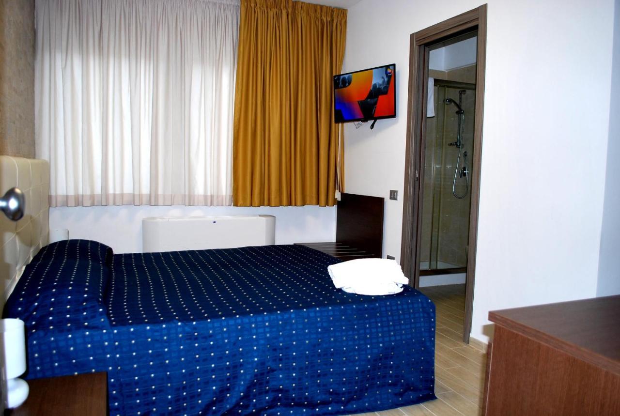 Piazza Dante Hotel Taranto Bagian luar foto
