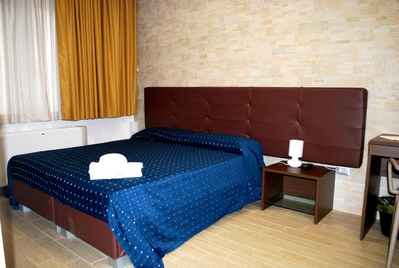 Piazza Dante Hotel Taranto Bagian luar foto