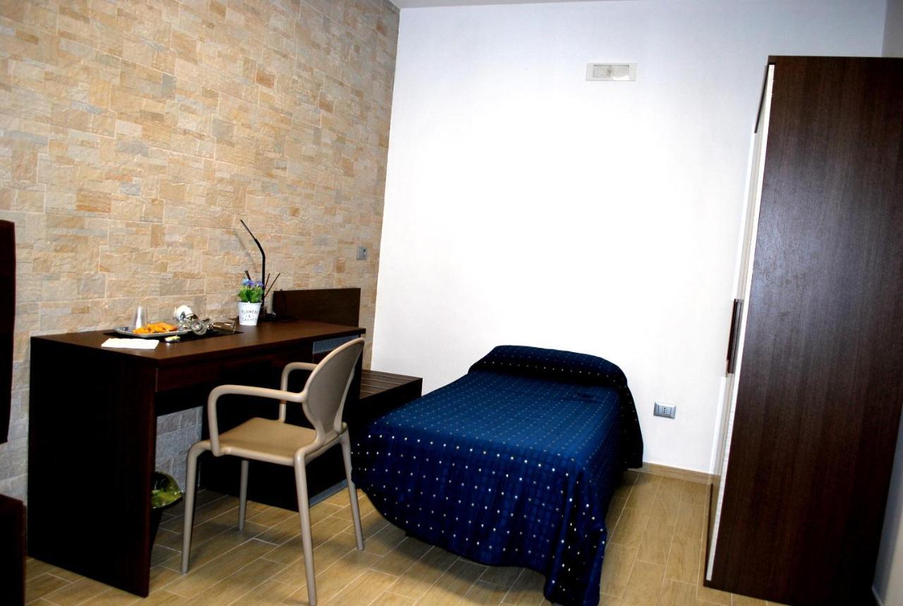 Piazza Dante Hotel Taranto Bagian luar foto