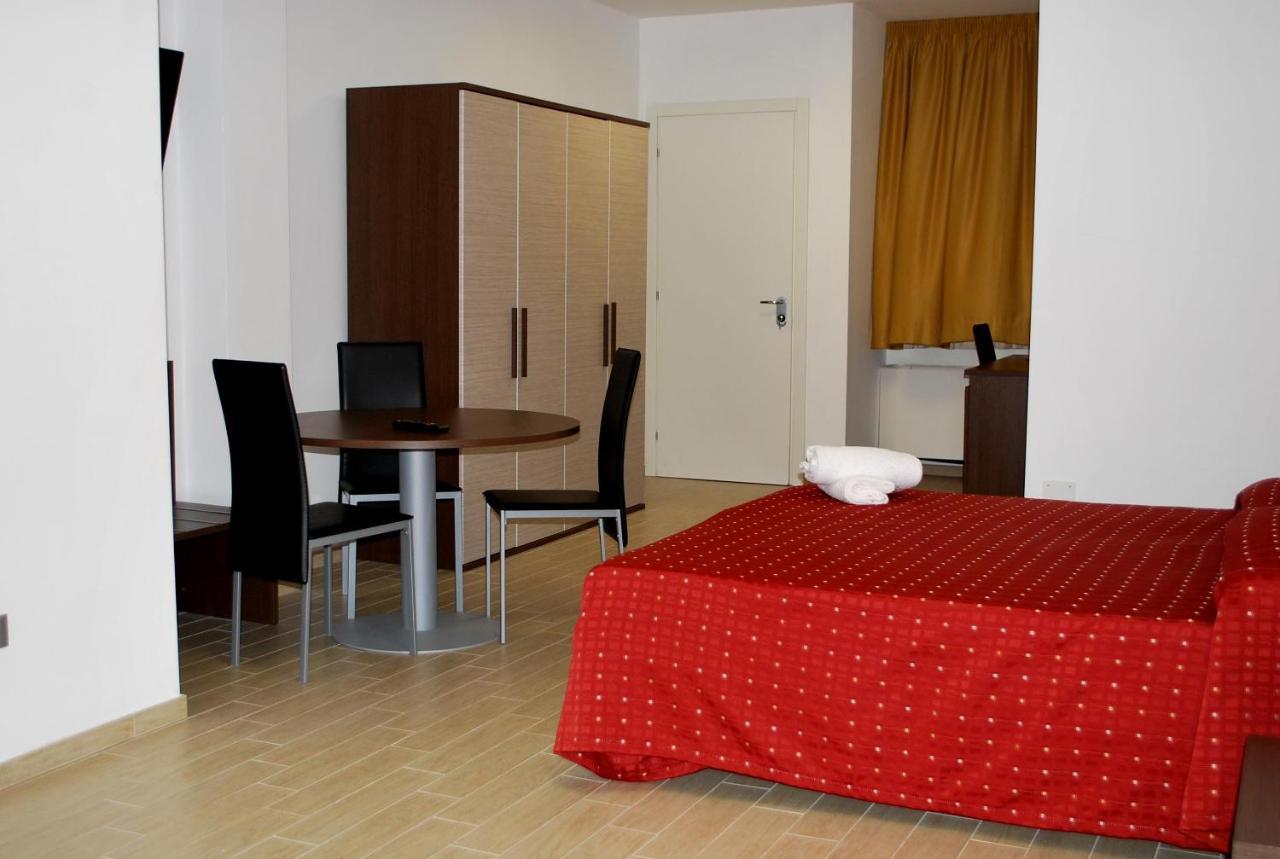 Piazza Dante Hotel Taranto Bagian luar foto