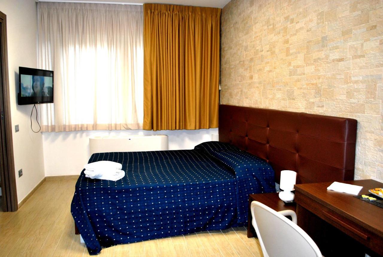 Piazza Dante Hotel Taranto Bagian luar foto