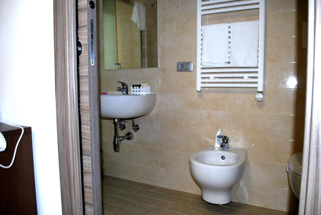 Piazza Dante Hotel Taranto Bagian luar foto