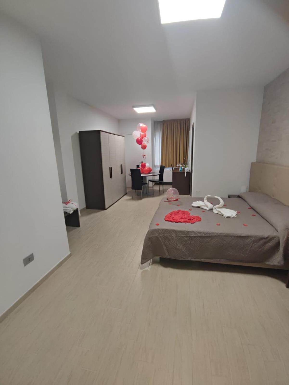 Piazza Dante Hotel Taranto Bagian luar foto